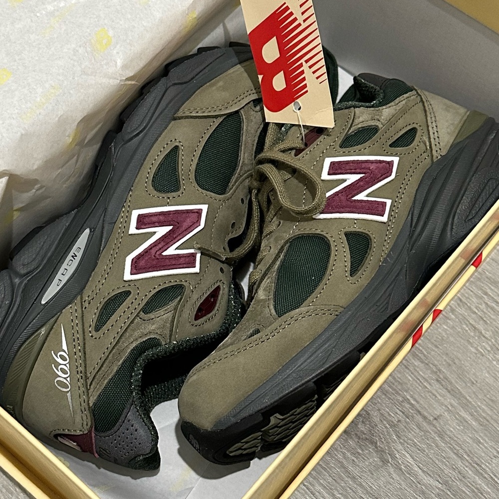 NEW BALANCE BRAND NEW WOMEN’S SIZE 8